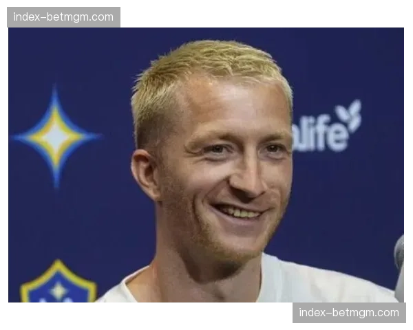 更衣室镜头:老将罗伊斯鼓励年轻队友赛后加练 更衣室镜头:老将罗伊斯鼓励年轻队友赛后加练