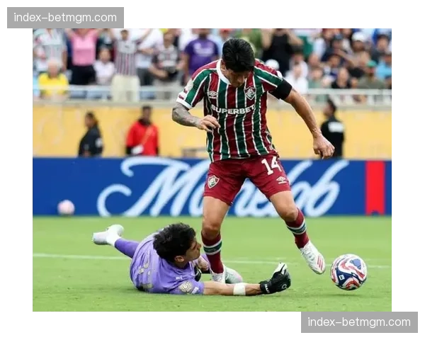 特写：埃德森终场前扑出巴尔韦德必进球后，瓜迪奥拉跪地握拳